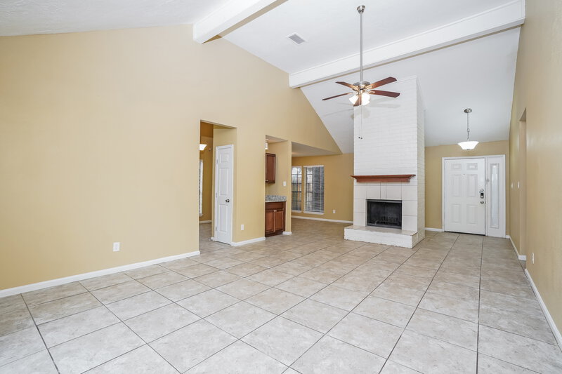 0/Mo, 17510 Mapletrail Dr Houston, TX 77084 Living Room View 2