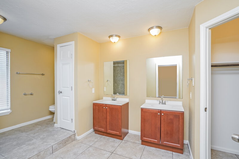 0/Mo, 17510 Mapletrail Dr Houston, TX 77084 Main Bathroom View
