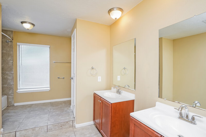 0/Mo, 17510 Mapletrail Dr Houston, TX 77084 Main Bathroom View 2