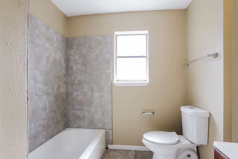 0/Mo, 17510 Mapletrail Dr Houston, TX 77084 Bathroom View 2