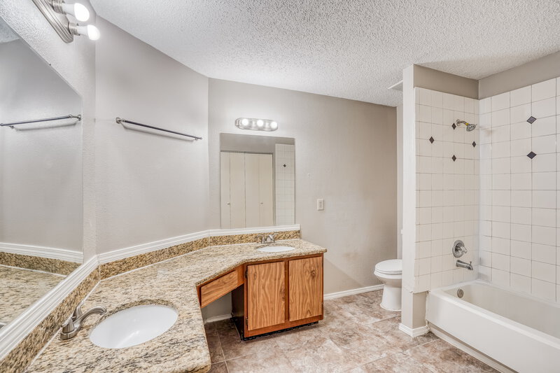 1,650/Mo, 6395 Crossway Dr Houston, TX 77084 Main Bathroom View