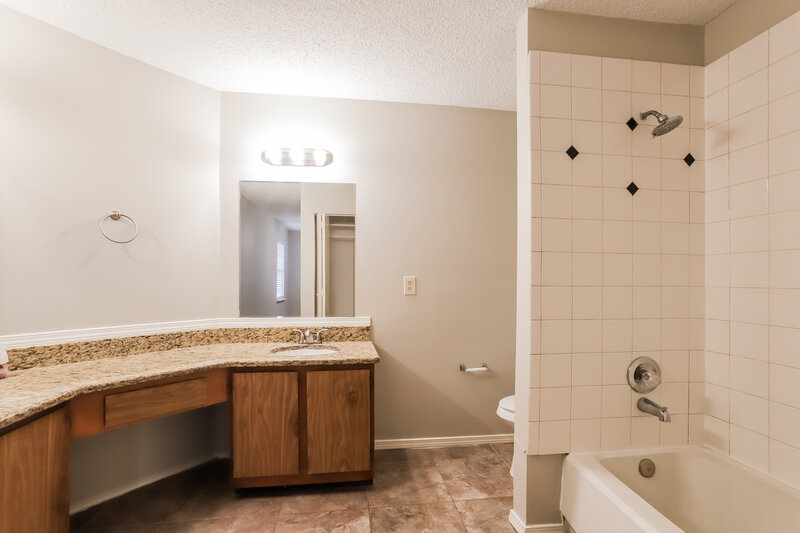 1,670/Mo, 6395 Crossway Dr Houston, TX 77084 Main Bathroom View
