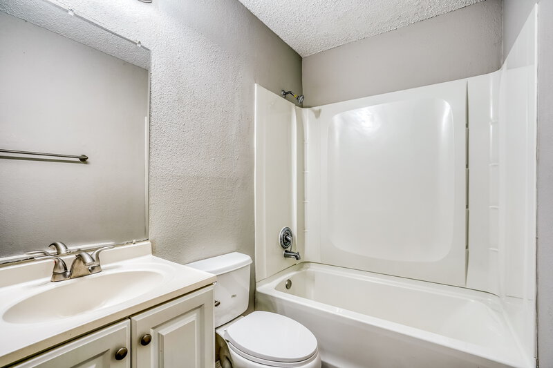 1,650/Mo, 6395 Crossway Dr Houston, TX 77084 Bathroom View