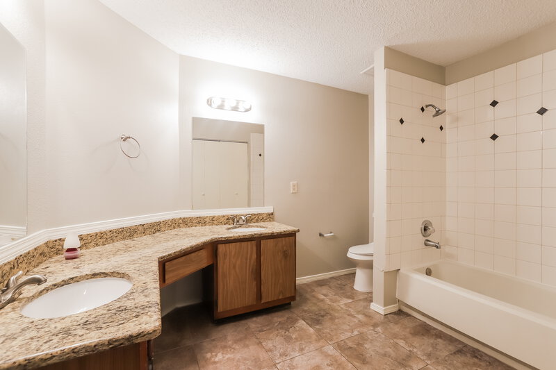 1,670/Mo, 6395 Crossway Dr Houston, TX 77084 Main Bathroom View 2