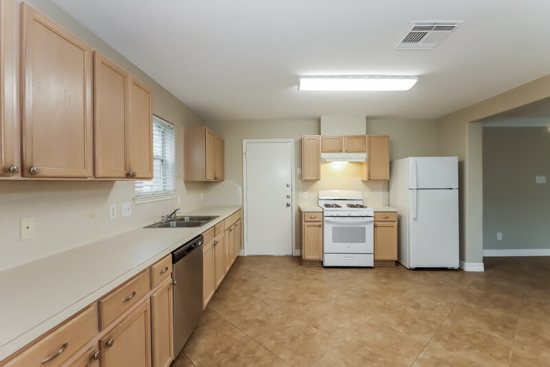1,945/Mo, 15411 Blue Creek Ranch Dr Houston, TX 77086 Kitchen View