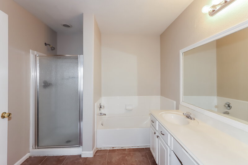 1,945/Mo, 15411 Blue Creek Ranch Dr Houston, TX 77086 Main Bathroom View