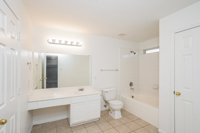 2,125/Mo, 13426 Fountain Hills Ct Houston, TX 77086 Main Bathroom View