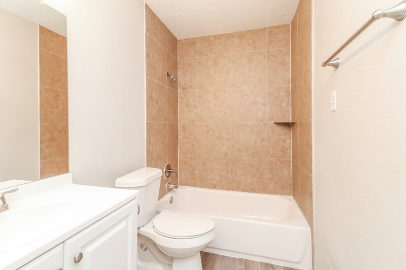 1,680/Mo, 6634 Sandswept Ln Houston, TX 77086 Main Bathroom View