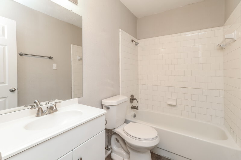 1,680/Mo, 6634 Sandswept Ln Houston, TX 77086 Bathroom View