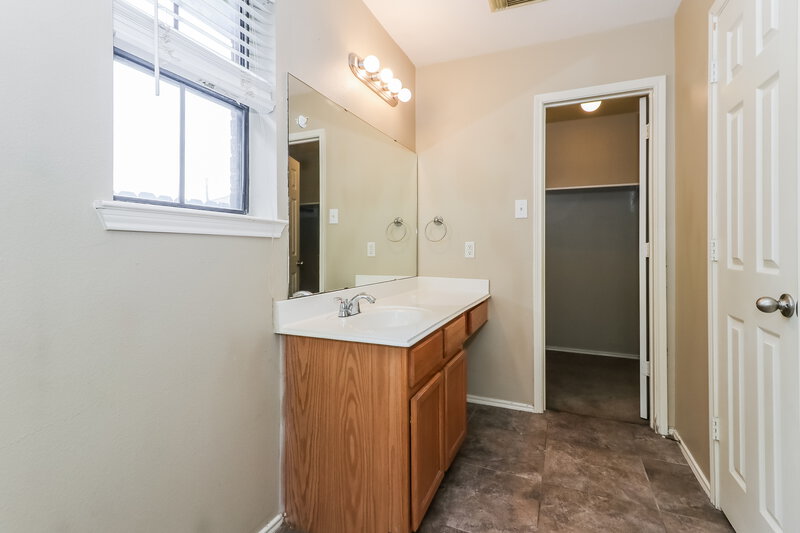 1,795/Mo, 6618 Sutton Meadows Dr Houston, TX 77086 Main Bathroom View