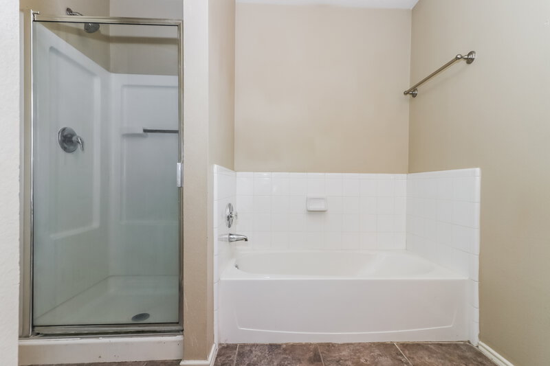 1,795/Mo, 6618 Sutton Meadows Dr Houston, TX 77086 Main Bathroom View 2