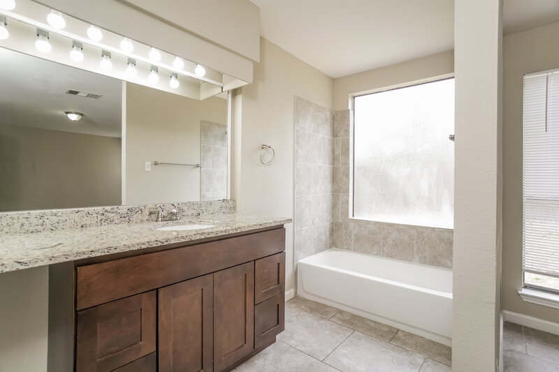 2,085/Mo, 7659 Athlone Dr Houston, TX 77088 Main Bathroom View