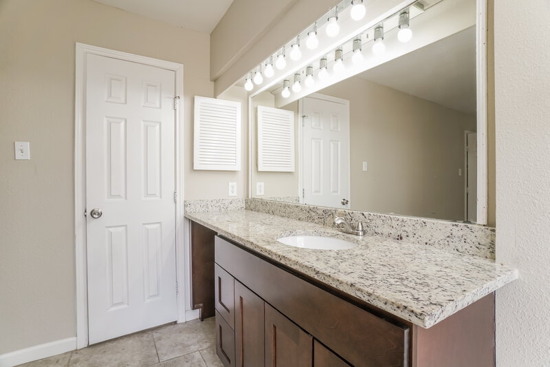 2,085/Mo, 7659 Athlone Dr Houston, TX 77088 Main Bathroom View 2