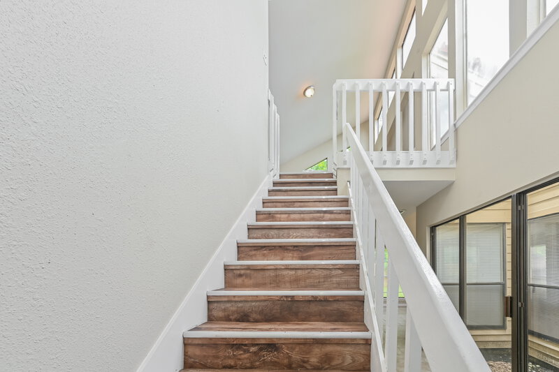2,050/Mo, 7659 Athlone Dr Houston, TX 77088 Stairwell View