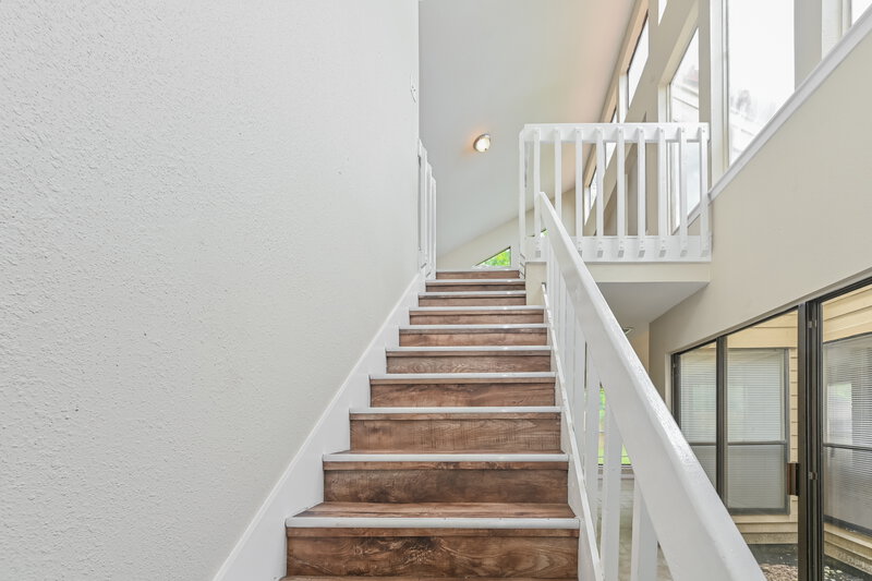 2,085/Mo, 7659 Athlone Dr Houston, TX 77088 Stairwell View