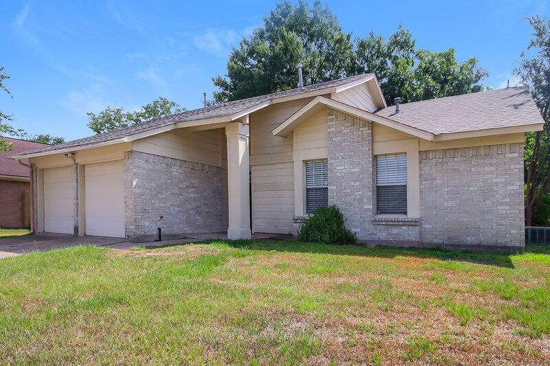 0/Mo, 8606 Parkcrest Forest Dr Houston, TX 77088 External View