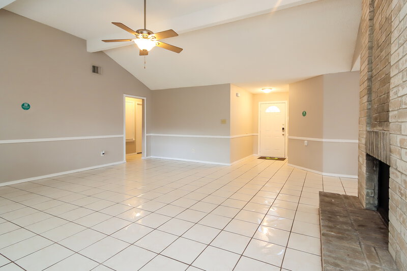 0/Mo, 8606 Parkcrest Forest Dr Houston, TX 77088 Living Room View