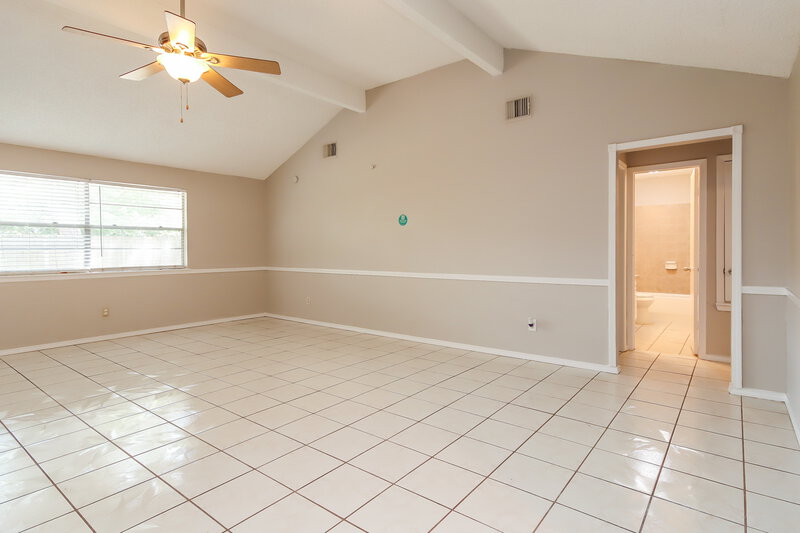 0/Mo, 8606 Parkcrest Forest Dr Houston, TX 77088 Living Room View 3