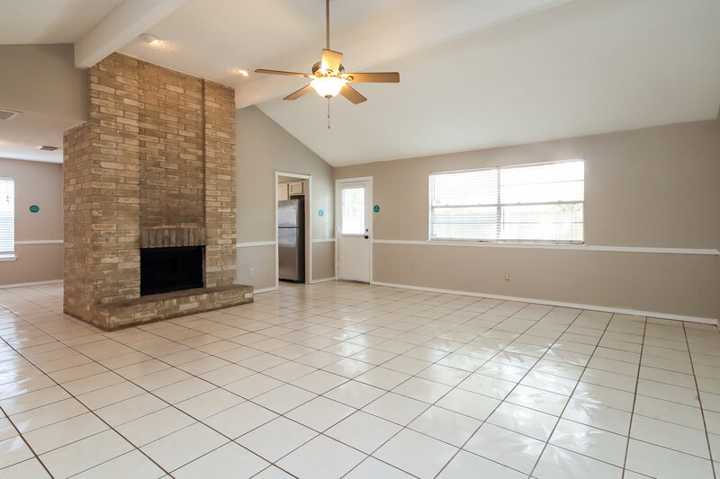 0/Mo, 8606 Parkcrest Forest Dr Houston, TX 77088 Living Room View 4