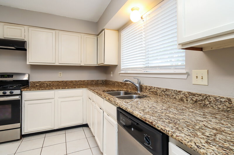 0/Mo, 8606 Parkcrest Forest Dr Houston, TX 77088 Kitchen View