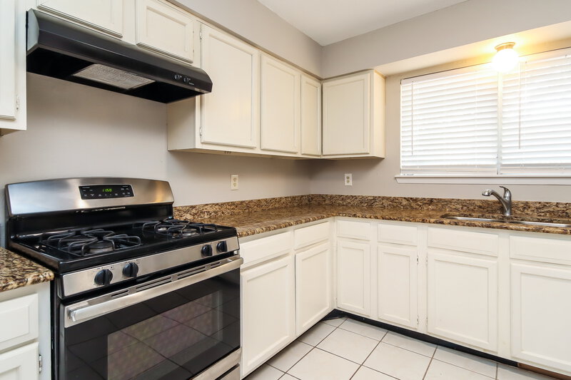 0/Mo, 8606 Parkcrest Forest Dr Houston, TX 77088 Kitchen View 2