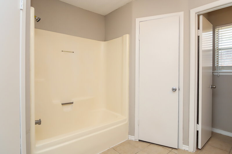 0/Mo, 8606 Parkcrest Forest Dr Houston, TX 77088 Main Bathroom View