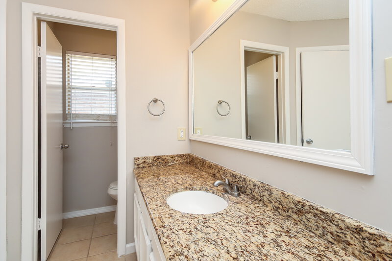 0/Mo, 8606 Parkcrest Forest Dr Houston, TX 77088 Main Bathroom View 2