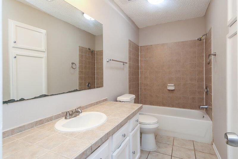0/Mo, 8606 Parkcrest Forest Dr Houston, TX 77088 Bathroom View