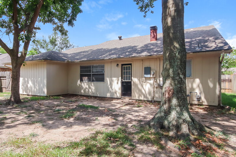 0/Mo, 8606 Parkcrest Forest Dr Houston, TX 77088 Rear View