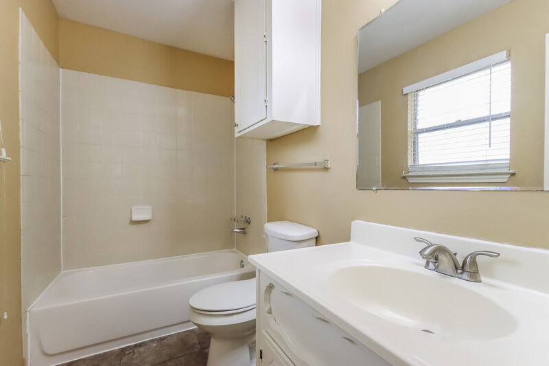 1,670/Mo, 7742 Alperton Dr Houston, TX 77088 Main Bathroom View
