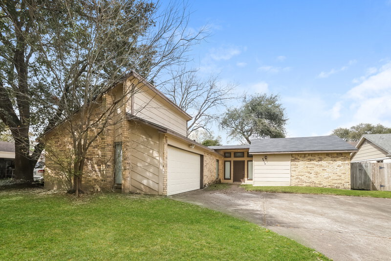0/Mo, 6014 Maywood Forest Dr Houston, TX 77088 Front View