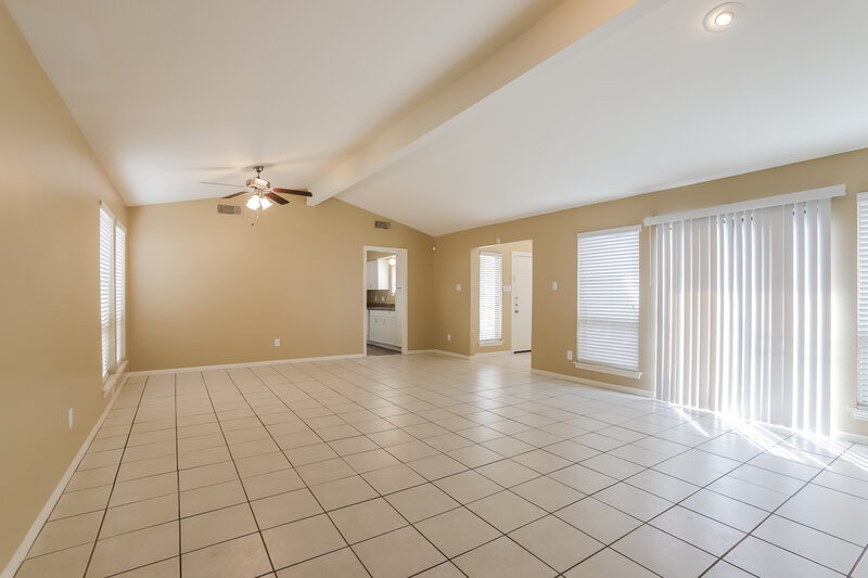 0/Mo, 6014 Maywood Forest Dr Houston, TX 77088 Living Room View 3