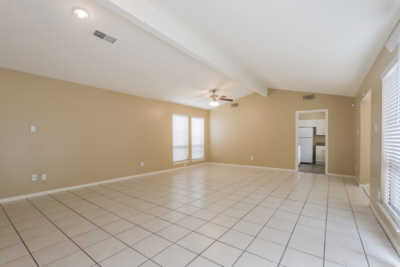 0/Mo, 6014 Maywood Forest Dr Houston, TX 77088 Living Room View 4