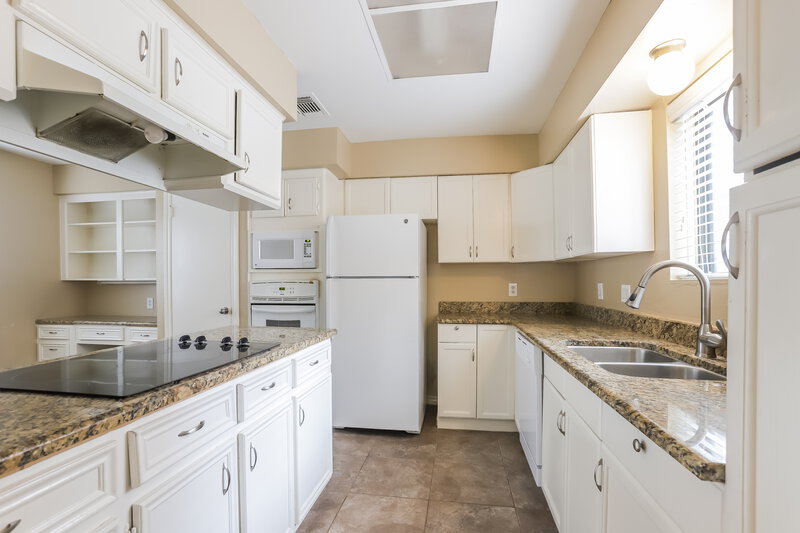0/Mo, 6014 Maywood Forest Dr Houston, TX 77088 Kitchen View