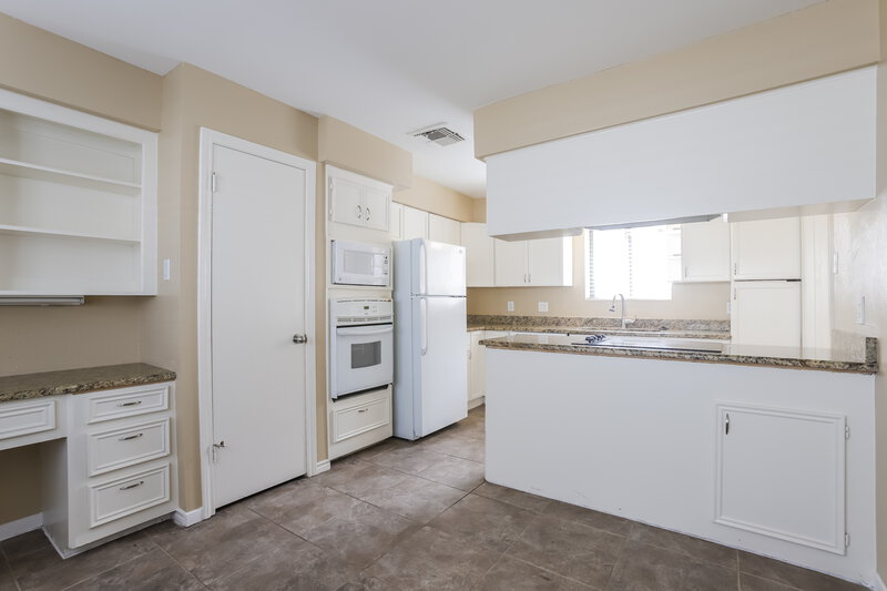 0/Mo, 6014 Maywood Forest Dr Houston, TX 77088 Kitchen View 2