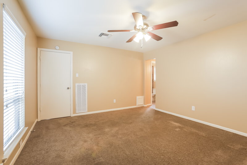 0/Mo, 6014 Maywood Forest Dr Houston, TX 77088 Master Bedroom View 4