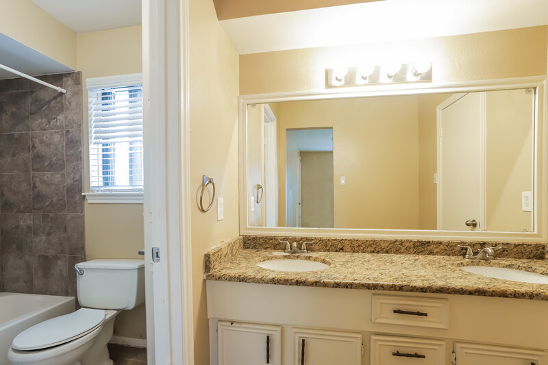 0/Mo, 6014 Maywood Forest Dr Houston, TX 77088 Master Bathroom View