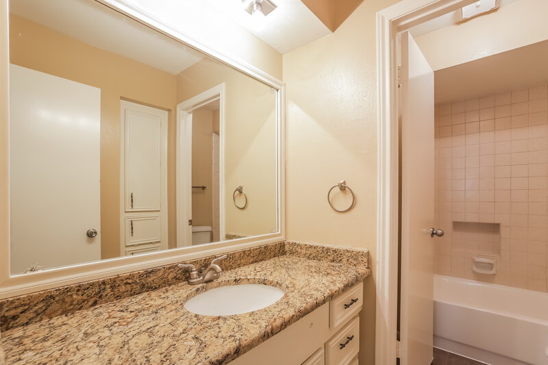 0/Mo, 6014 Maywood Forest Dr Houston, TX 77088 Bathroom View