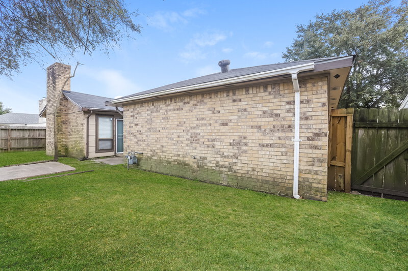 0/Mo, 6014 Maywood Forest Dr Houston, TX 77088 Rear View