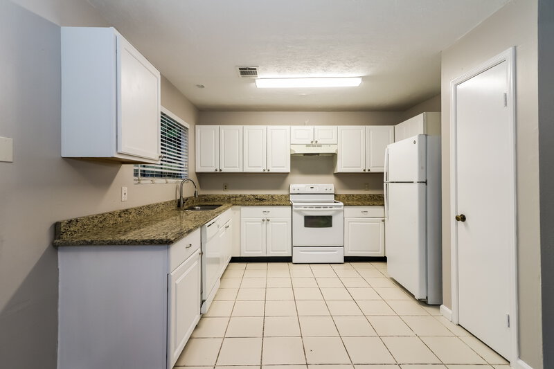 1,815/Mo, 7750 High Village Dr Houston, TX 77095 Kitchen View