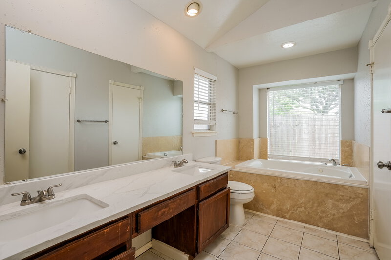 2,670/Mo, 16746 Summer Dawn Ln Houston, TX 77095 Main Bathroom View