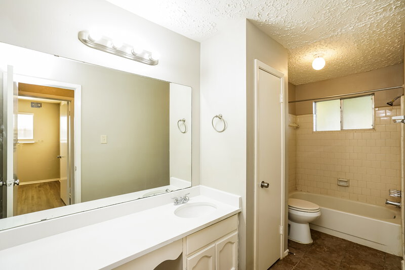 1,695/Mo, 7202 Skylight Ln Houston, TX 77095 Main Bathroom View