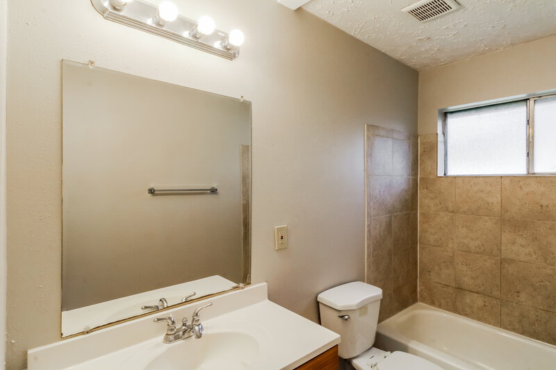 1,760/Mo, 7342 Sonnet Glen Ln Houston, TX 77095 Main Bathroom View