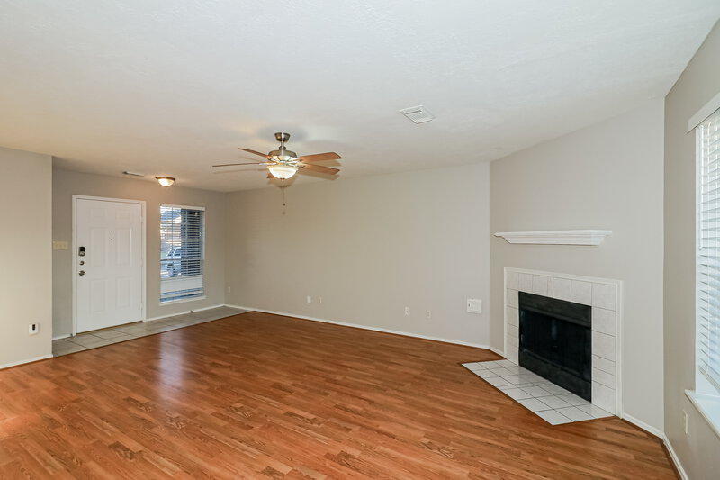 1,780/Mo, 8906 Belle Glen Dr Houston, TX 77099 Living Room View