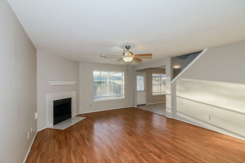 1,780/Mo, 8906 Belle Glen Dr Houston, TX 77099 Living Room View 2
