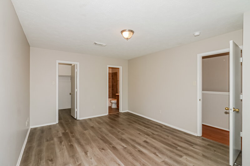 1,780/Mo, 8906 Belle Glen Dr Houston, TX 77099 Main Bedroom View 2