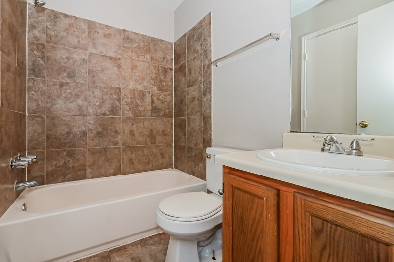 1,780/Mo, 8906 Belle Glen Dr Houston, TX 77099 Main Bathroom View
