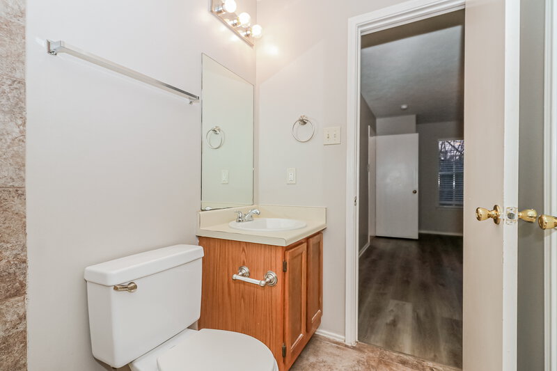 1,780/Mo, 8906 Belle Glen Dr Houston, TX 77099 Main Bathroom View 2