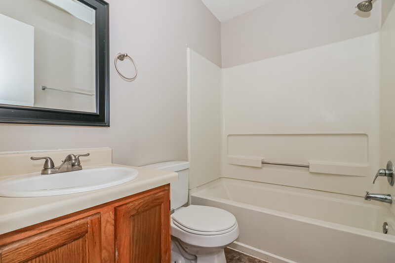 1,780/Mo, 8906 Belle Glen Dr Houston, TX 77099 Bathroom View