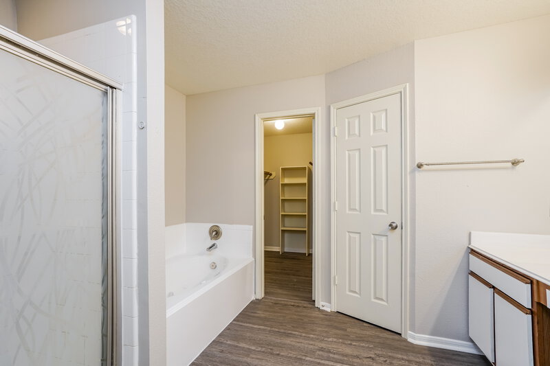 1,760/Mo, 20746 Fox Cliff Ln Humble, TX 77338 Main Bathroom View
